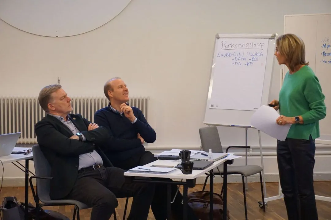 Chef i samtal med en medarbetare på kontoret